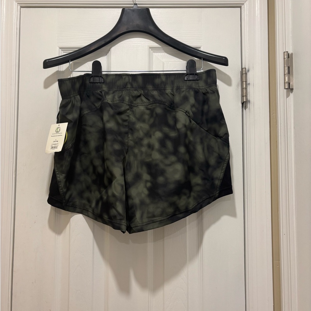 Athletic Works Women's ButterCore Performance Gym Shorts,Size 12-14
Camo & black